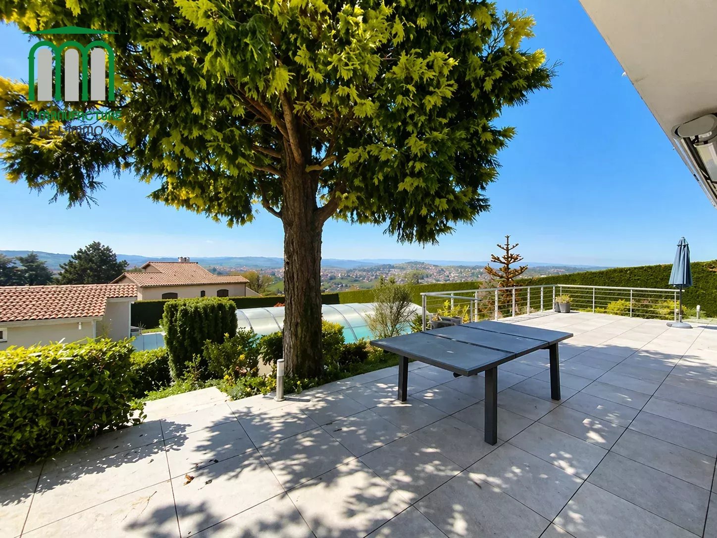 villa d’exception avec piscine et dépendances / saint-genest lerpt golf