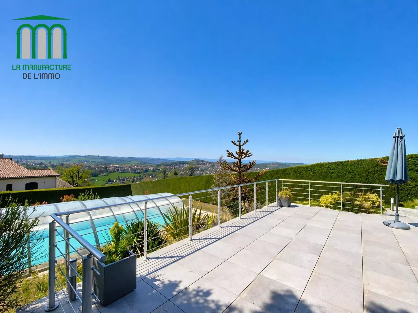 villa d’exception avec piscine et dépendances / saint-genest lerpt golf
