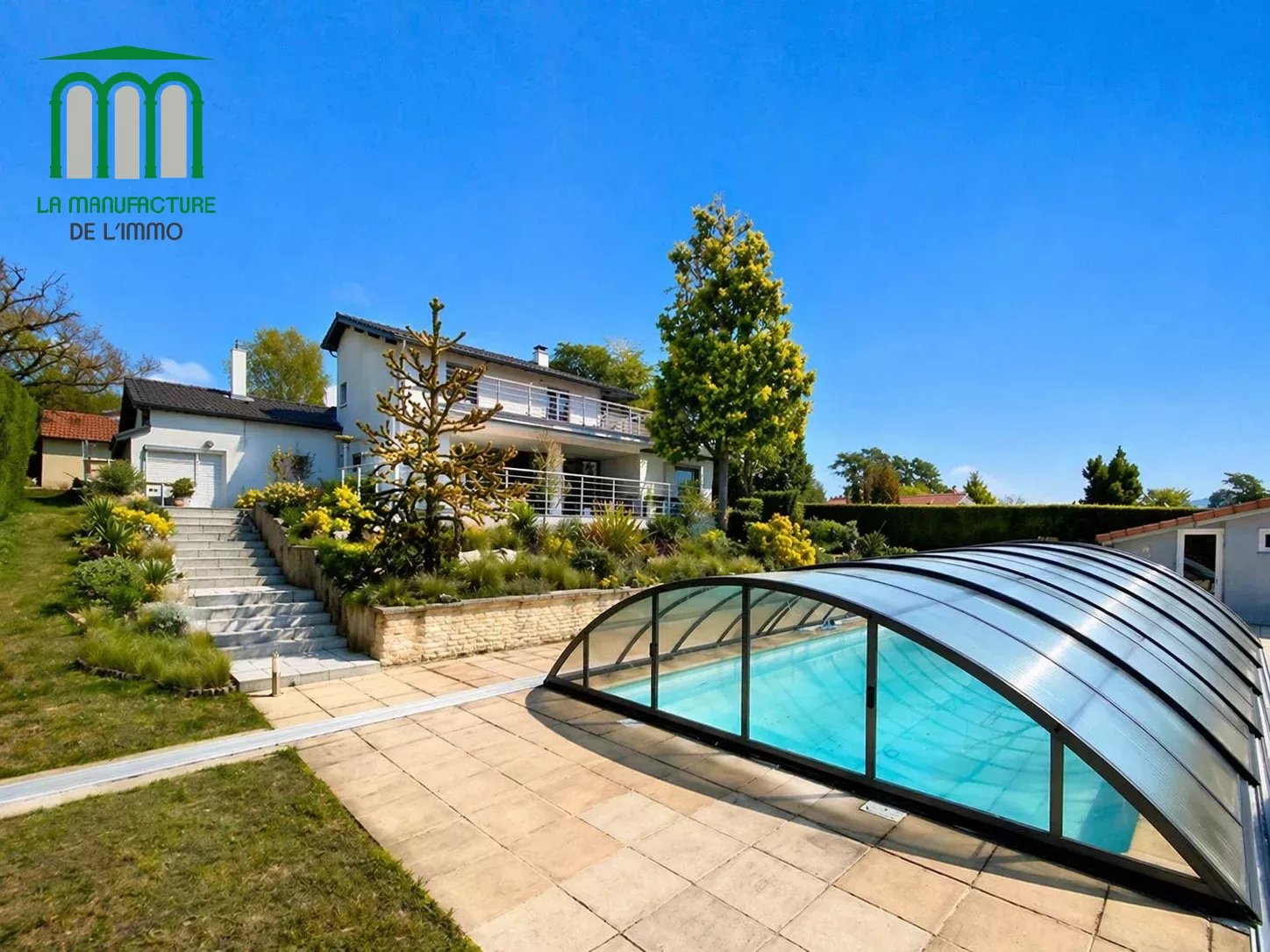 villa d’exception avec piscine et dépendances / saint-genest lerpt golf