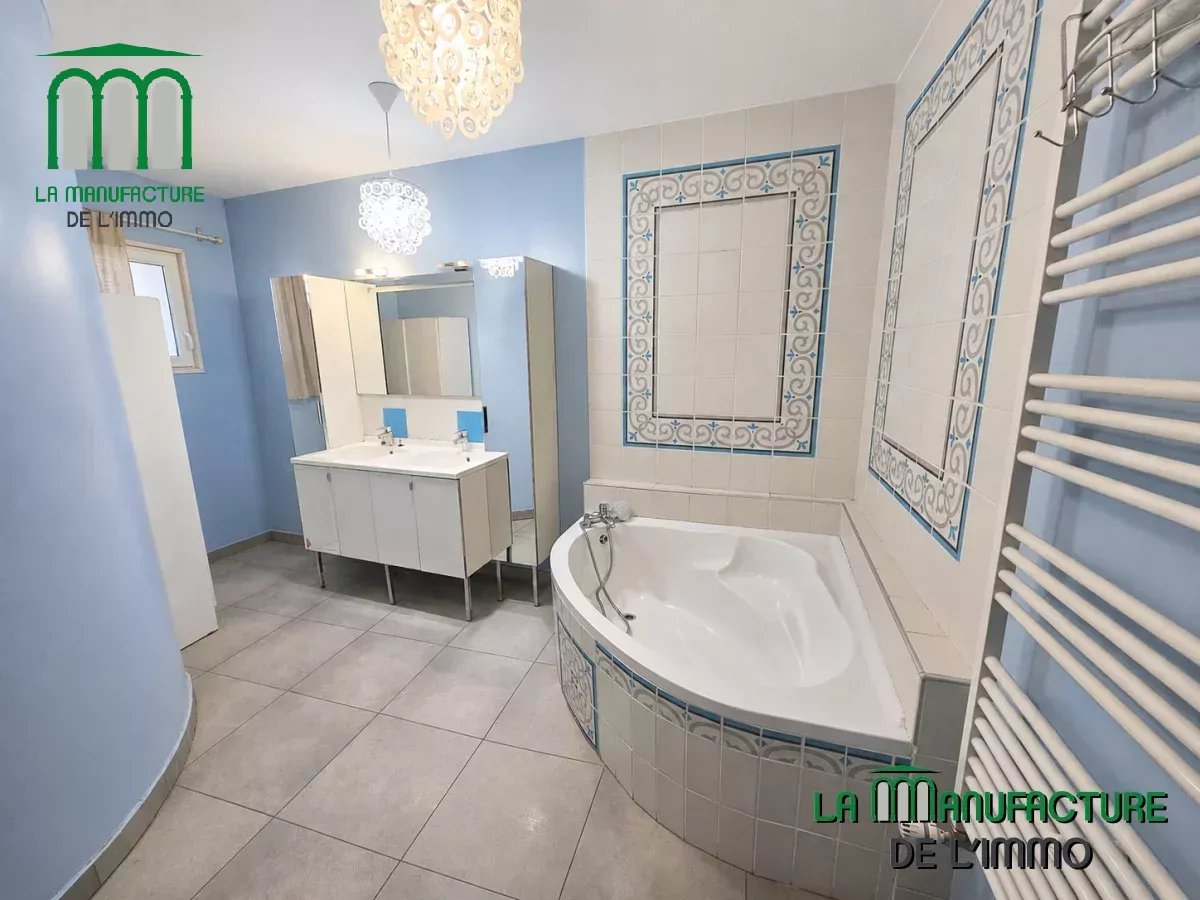 T4 de 122 m² avec jardin privatif et dependance