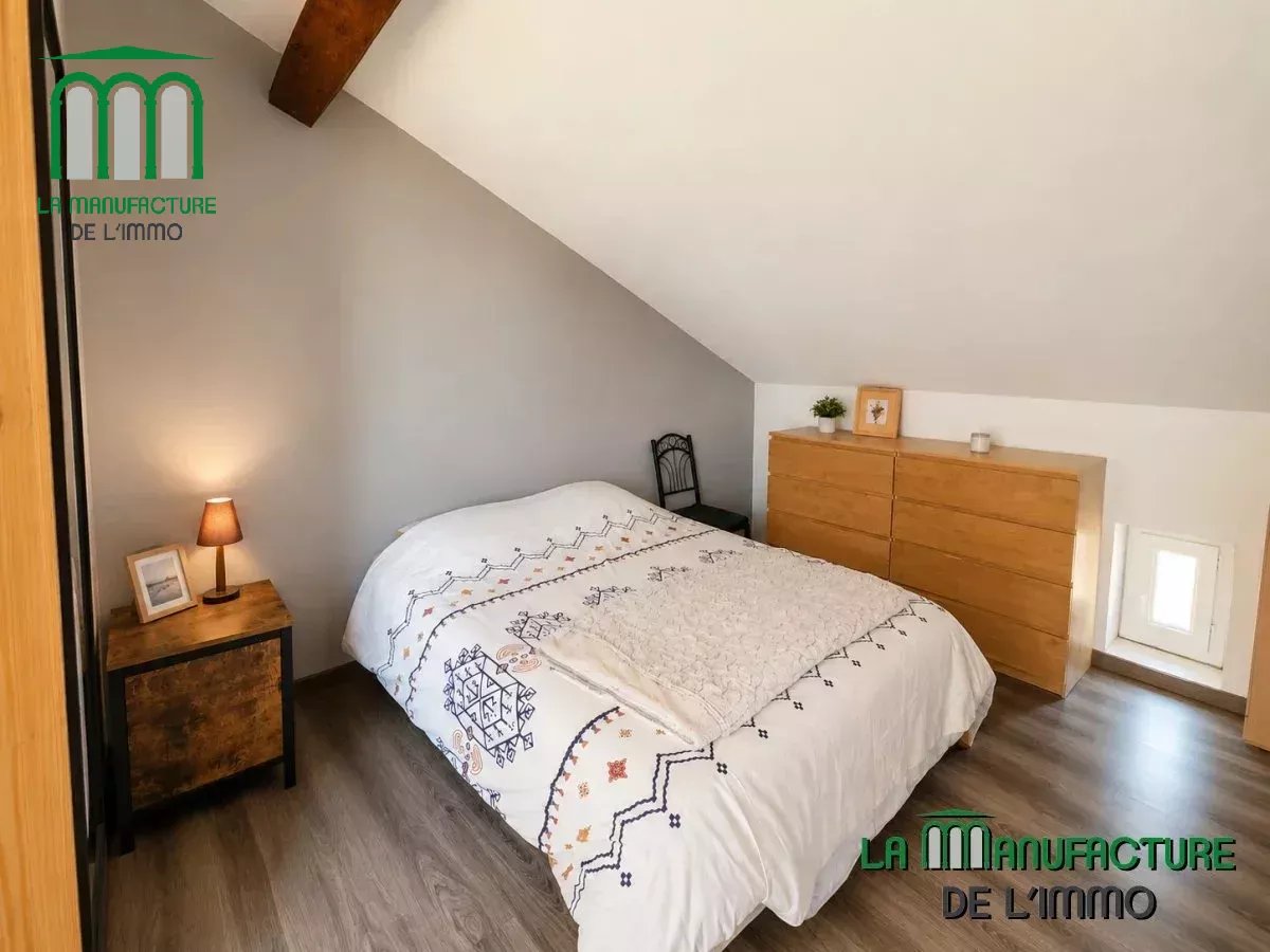 Appartement type F4 bis – 67,33 m² carrez (104,48 m² au sol) – terrasse tropezienne – garage – stationnement