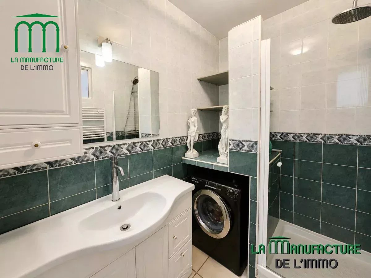 Appartement type F4 bis – 67,33 m² carrez (104,48 m² au sol) – terrasse tropezienne – garage – stationnement