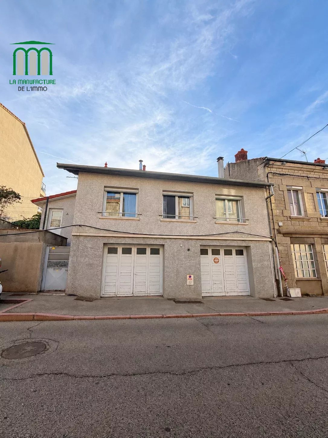 Maison de ville de type F4/F5 de 128 m² habitable, avec piscine sur parcelle de 395 m², Saint-genest lerpt bourg.