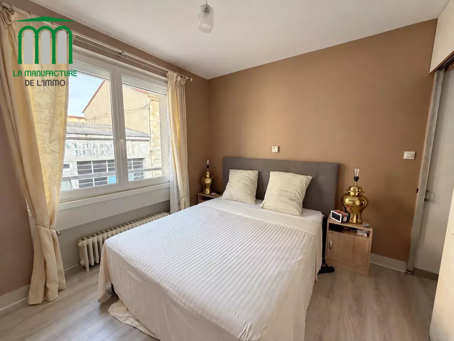 Maison de ville de type F4/F5 de 128 m² habitable, avec piscine sur parcelle de 395 m², Saint-genest lerpt bourg.