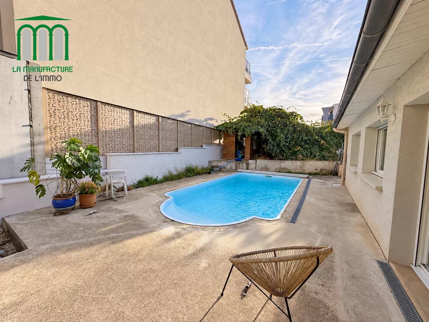 Maison de ville de type F4/F5 de 128 m² habitable, avec piscine sur parcelle de 395 m², Saint-genest lerpt bourg.