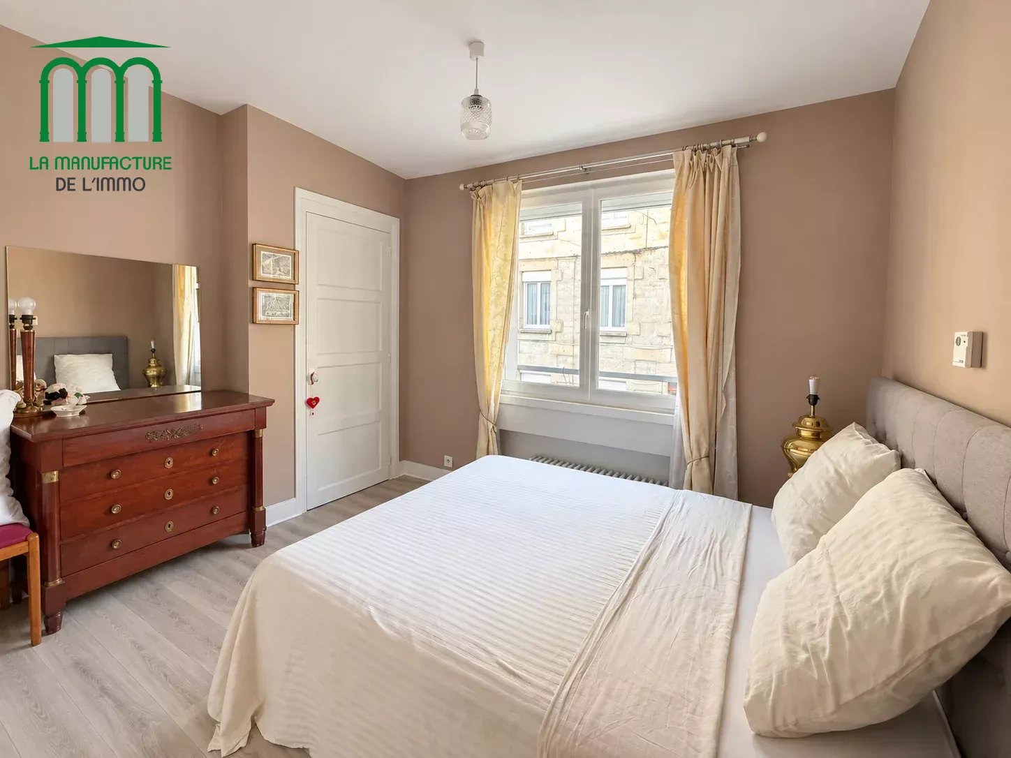 Maison de ville de type F4/F5 de 128 m² habitable, avec piscine sur parcelle de 395 m², Saint-genest lerpt bourg.
