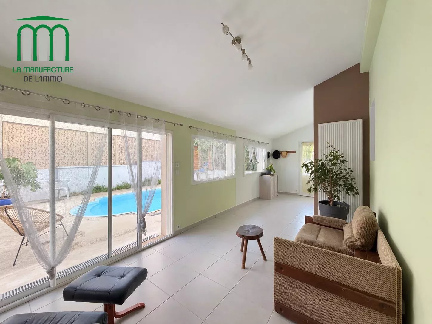 Maison de ville de type F4/F5 de 128 m² habitable, avec piscine sur parcelle de 395 m², Saint-genest lerpt bourg.