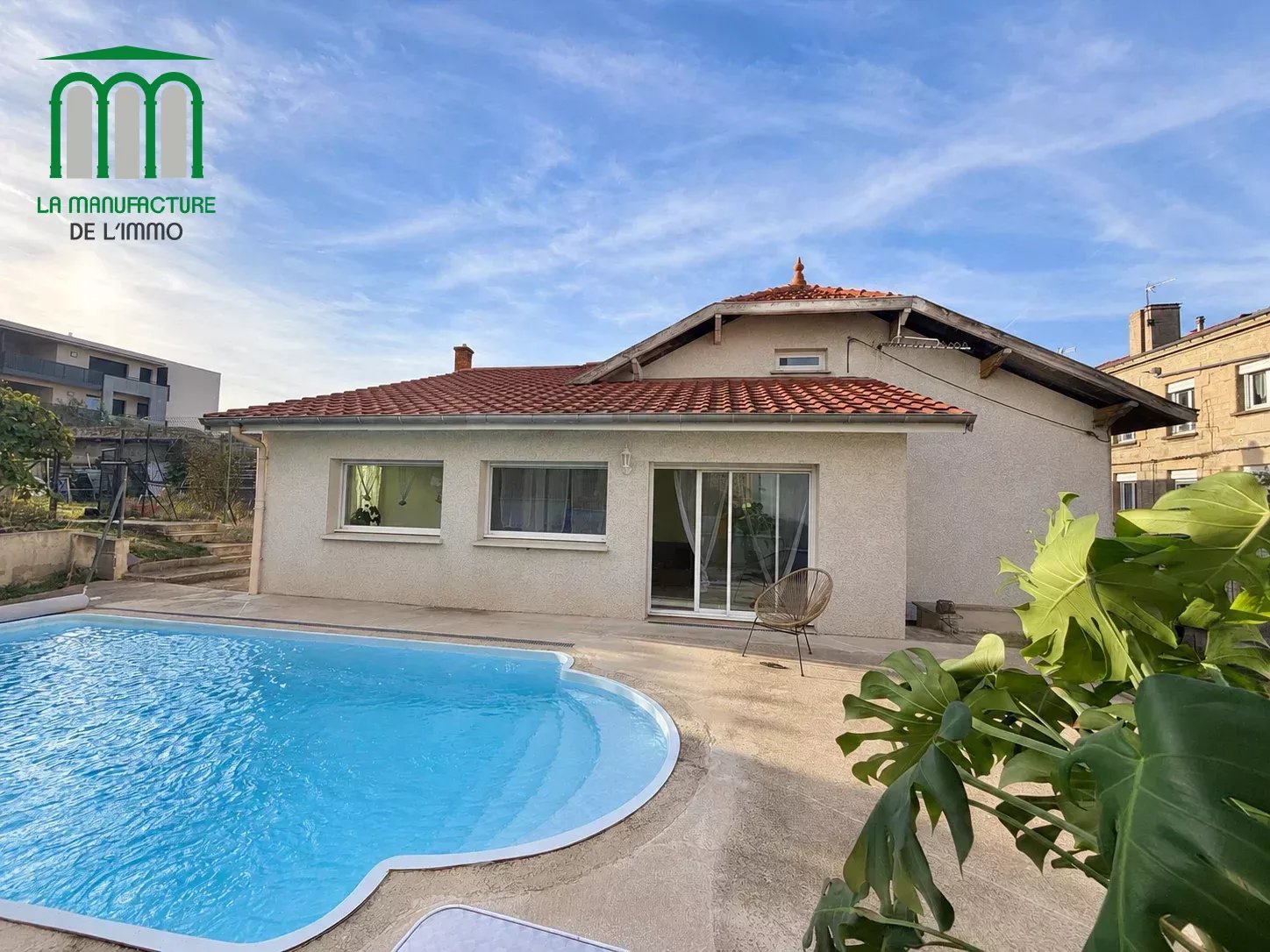 Maison de ville de type F4/F5 de 128 m² habitable, avec piscine sur parcelle de 395 m², Saint-genest lerpt bourg.
