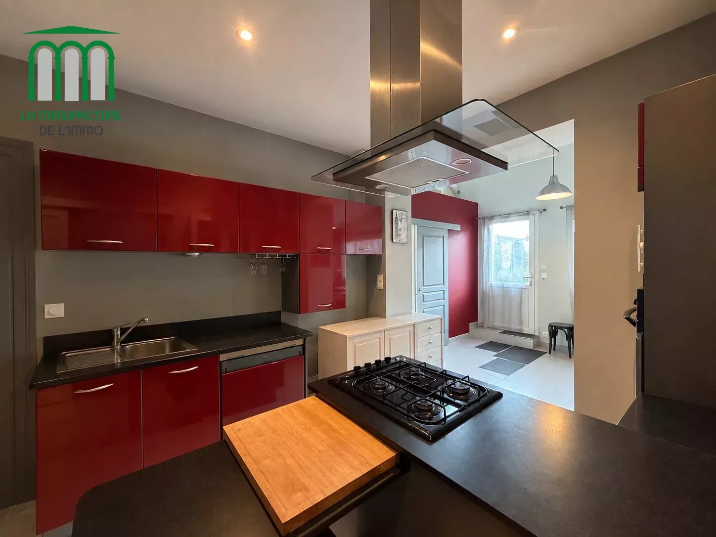 Maison de ville de type F4/F5 de 128 m² habitable, avec piscine sur parcelle de 395 m², Saint-genest lerpt bourg.