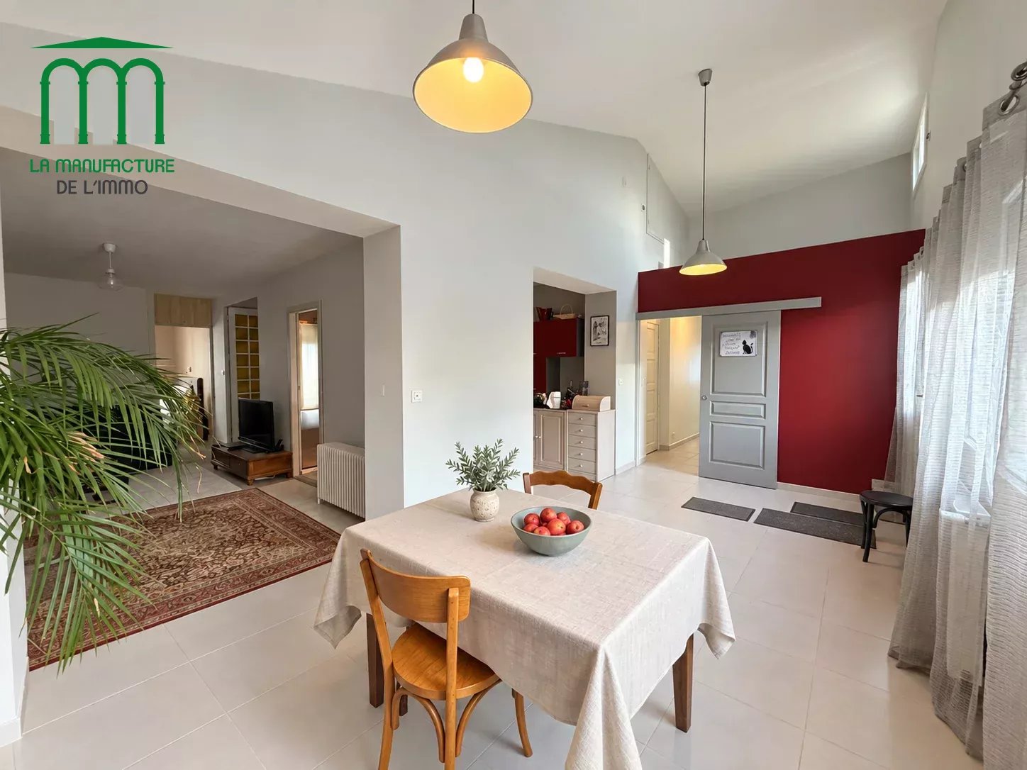 Maison de ville de type F4/F5 de 128 m² habitable, avec piscine sur parcelle de 395 m², Saint-genest lerpt bourg.