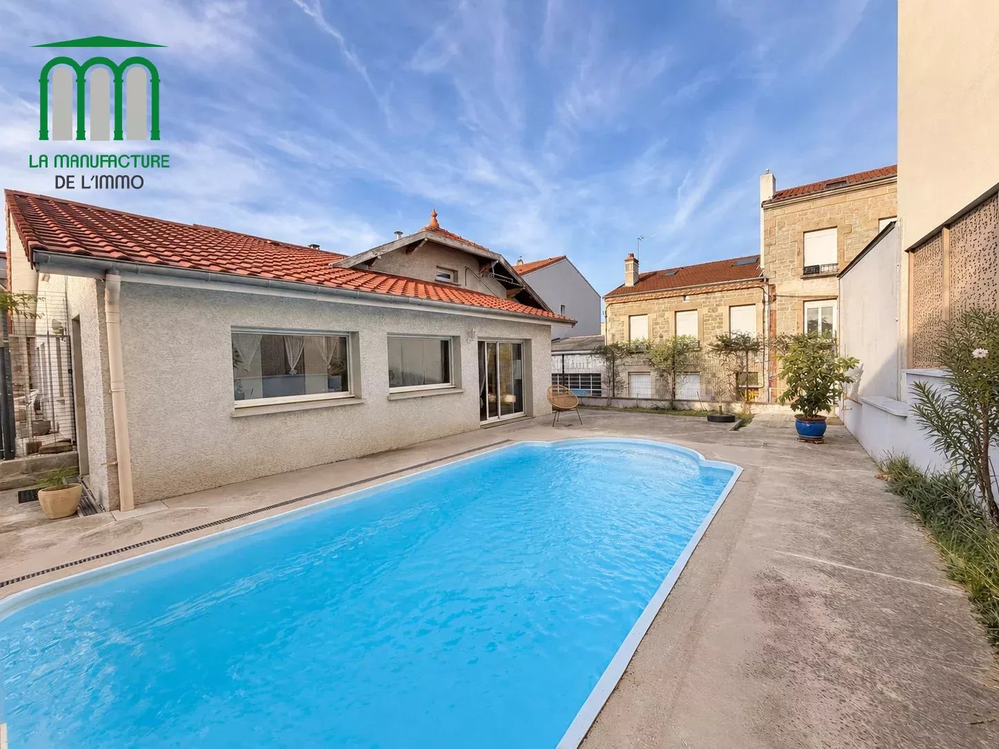 Maison de ville de type F4/F5 de 128 m² habitable, avec piscine sur parcelle de 395 m², Saint-genest lerpt bourg.