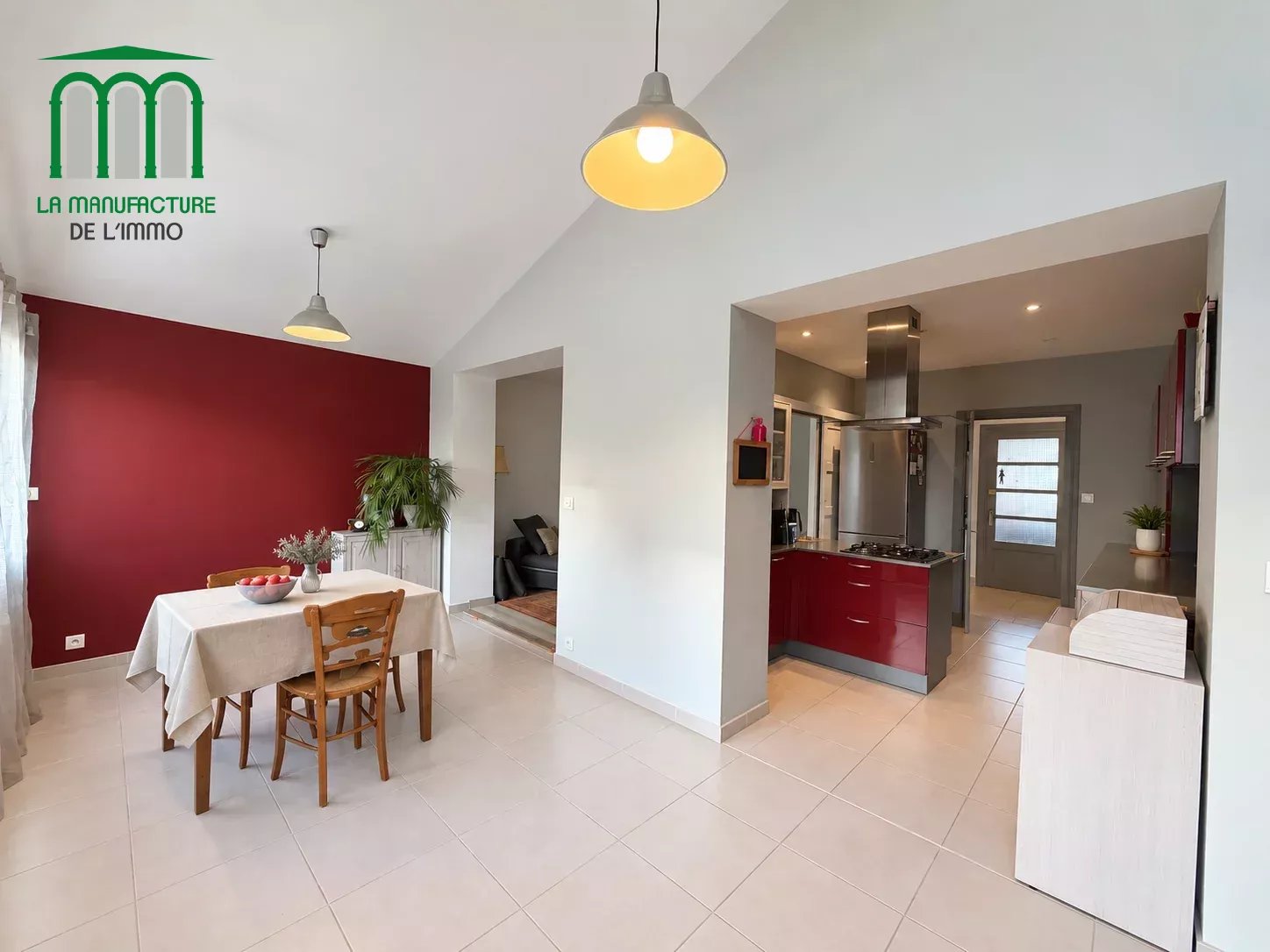 Maison de ville de type F4/F5 de 128 m² habitable, avec piscine sur parcelle de 395 m², Saint-genest lerpt bourg.