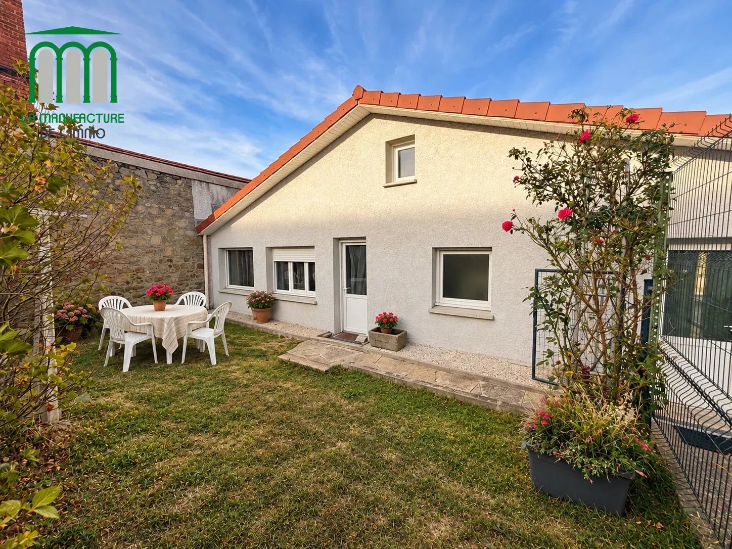 Maison de ville de type F4/F5 de 128 m² habitable, avec piscine sur parcelle de 395 m², Saint-genest lerpt bourg.