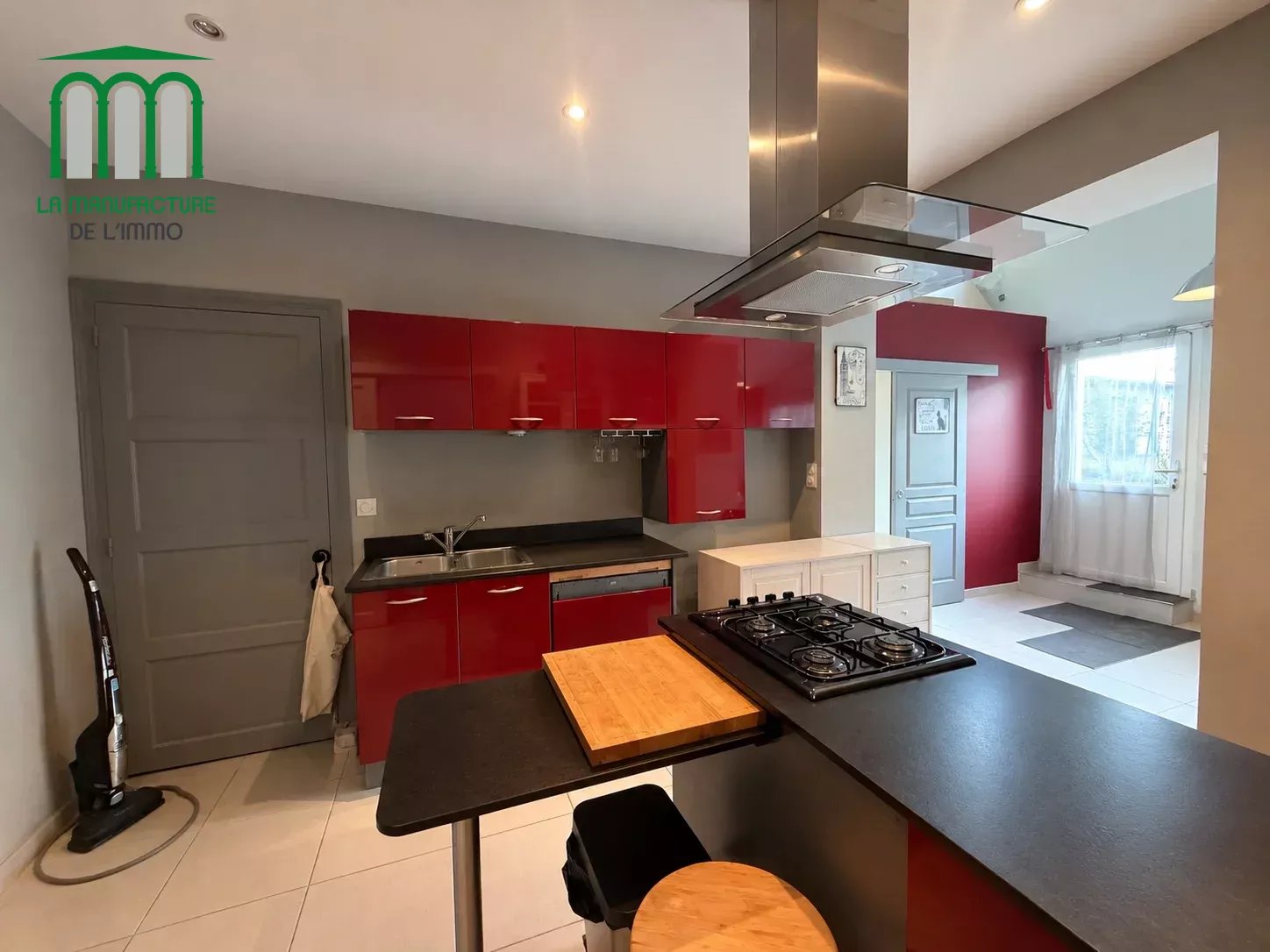Maison de ville de type F4/F5 de 128 m² habitable, avec piscine sur parcelle de 395 m², Saint-genest lerpt bourg.