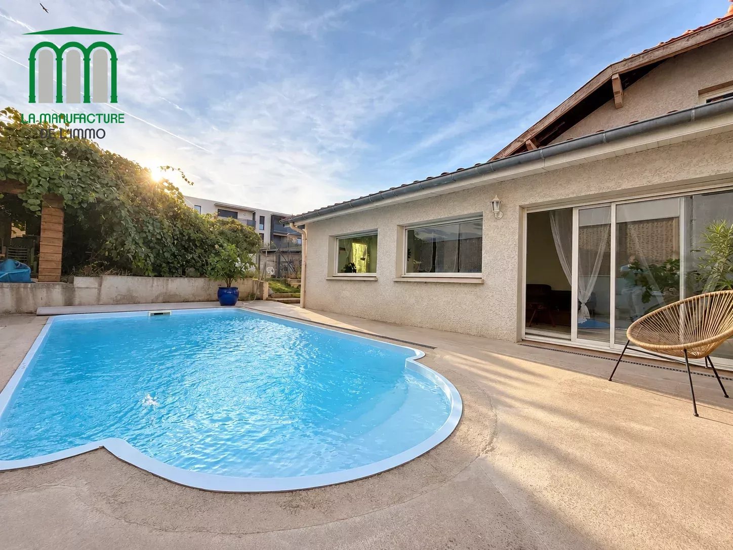 Maison de ville de type F4/F5 de 128 m² habitable, avec piscine sur parcelle de 395 m², Saint-genest lerpt bourg.